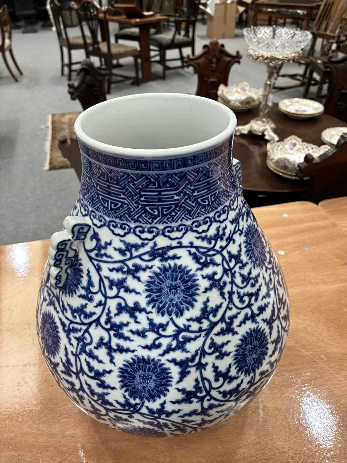 A LARGE MING-STYLE BLUE AND WHITE VASE, HU - Image 5 of 11