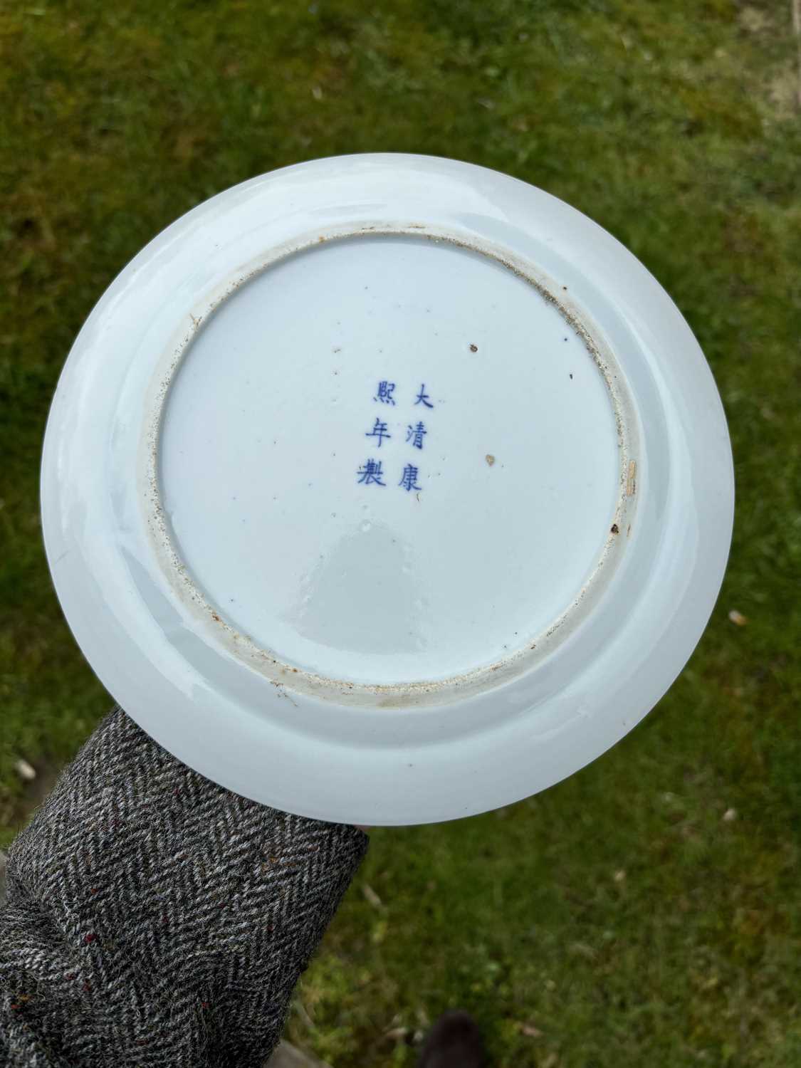 A PAIR OF CHINESE BLUE AND WHITE PLATES - Image 9 of 10