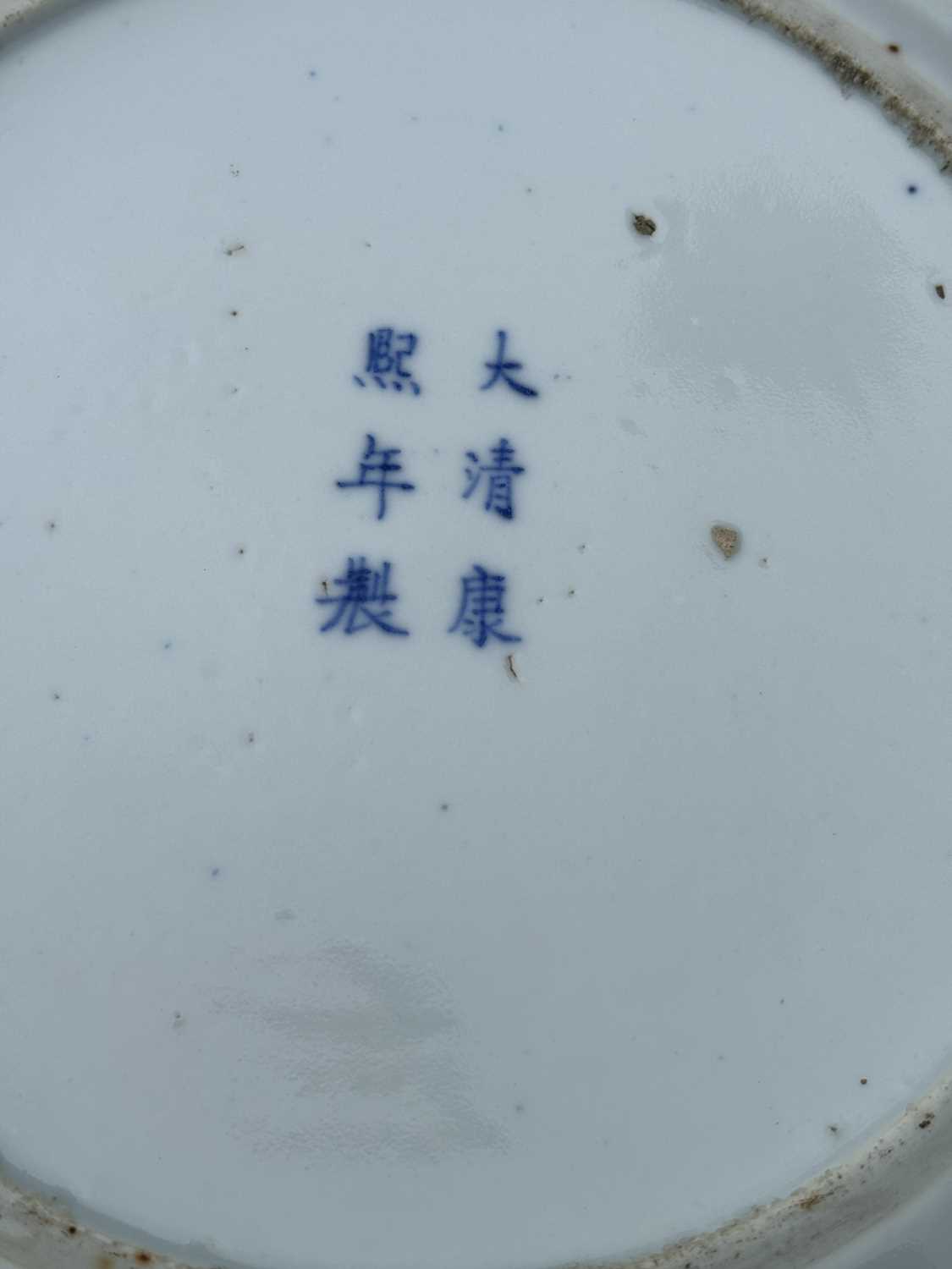 A PAIR OF CHINESE BLUE AND WHITE PLATES - Image 3 of 10