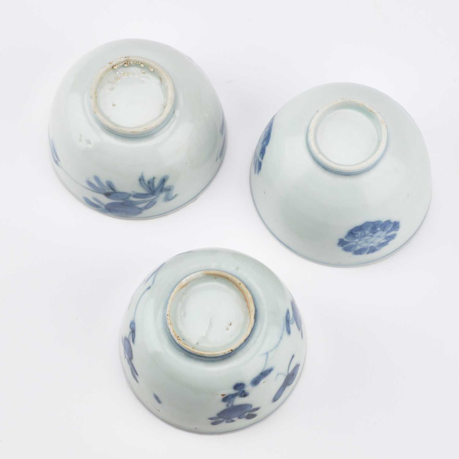 THREE CHINESE PORCELAIN BLUE AND WHITE WINE CUPS, WANLI PERIOD - Image 3 of 13