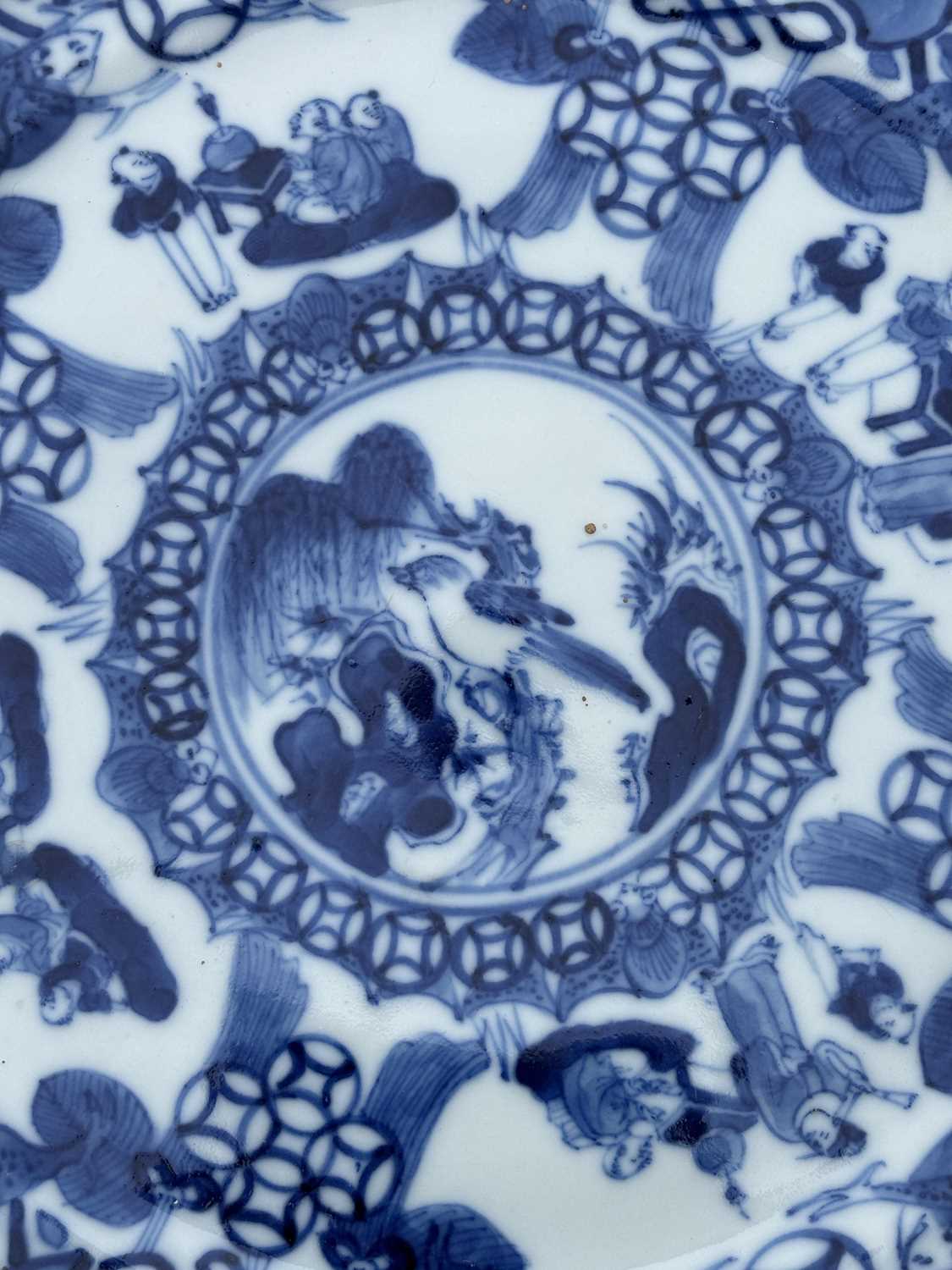 A PAIR OF CHINESE BLUE AND WHITE PLATES - Image 5 of 10