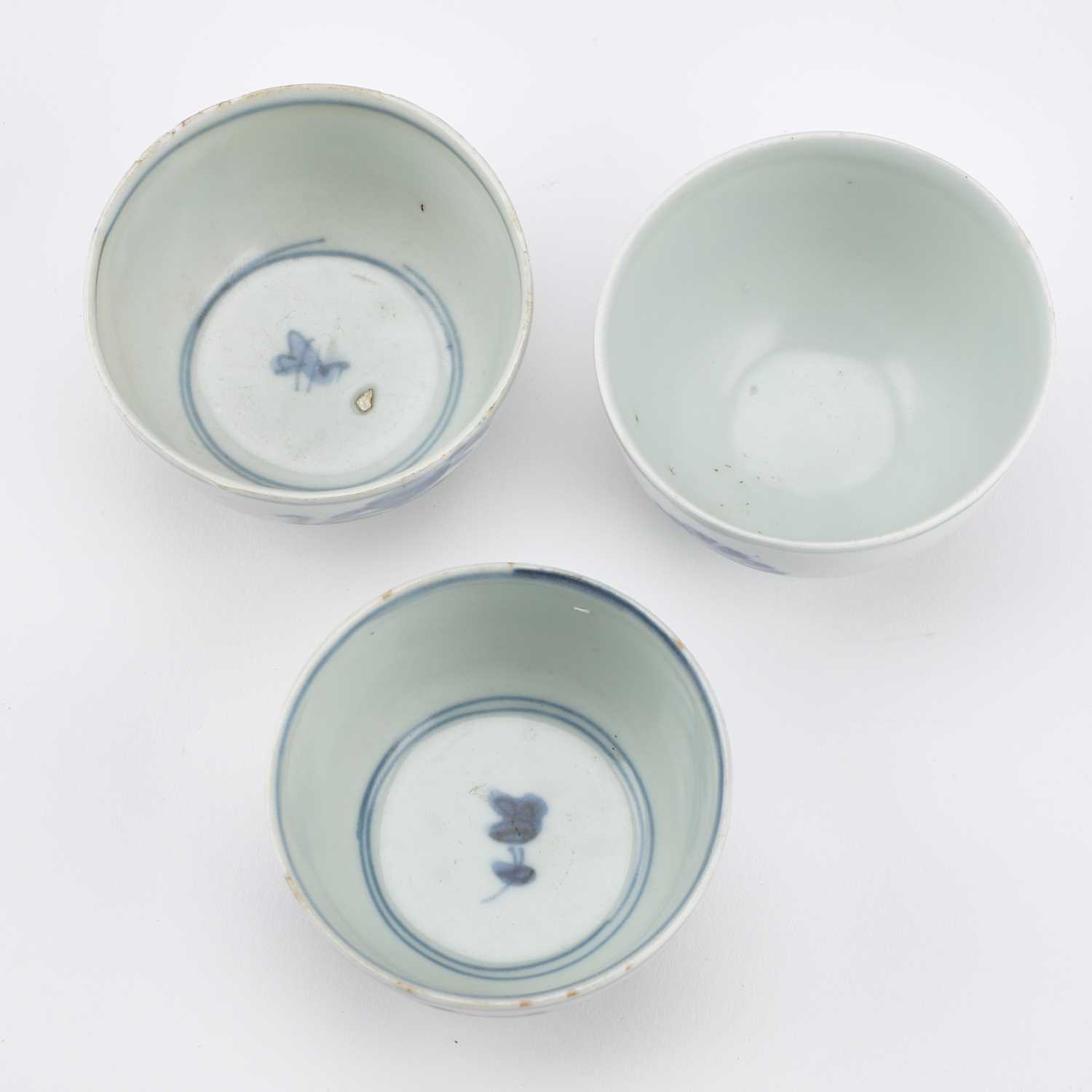 THREE CHINESE PORCELAIN BLUE AND WHITE WINE CUPS, WANLI PERIOD - Image 2 of 13