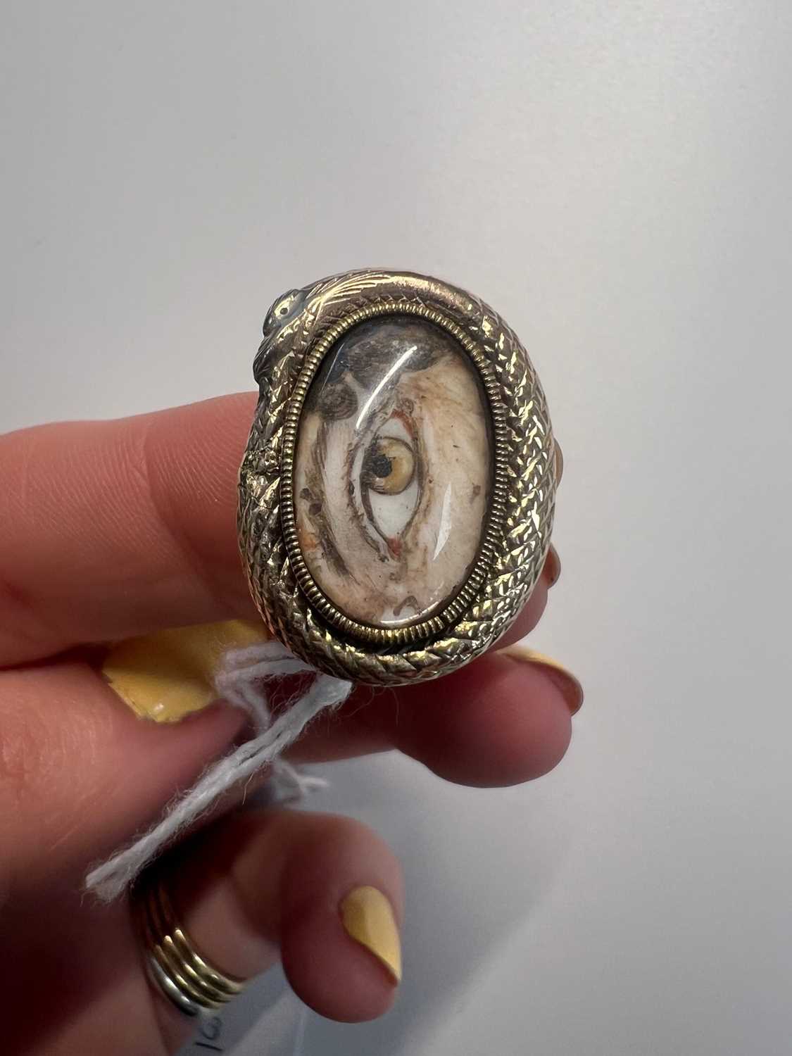 A GEORGIAN OUROBOROS EYE RING - Image 2 of 8