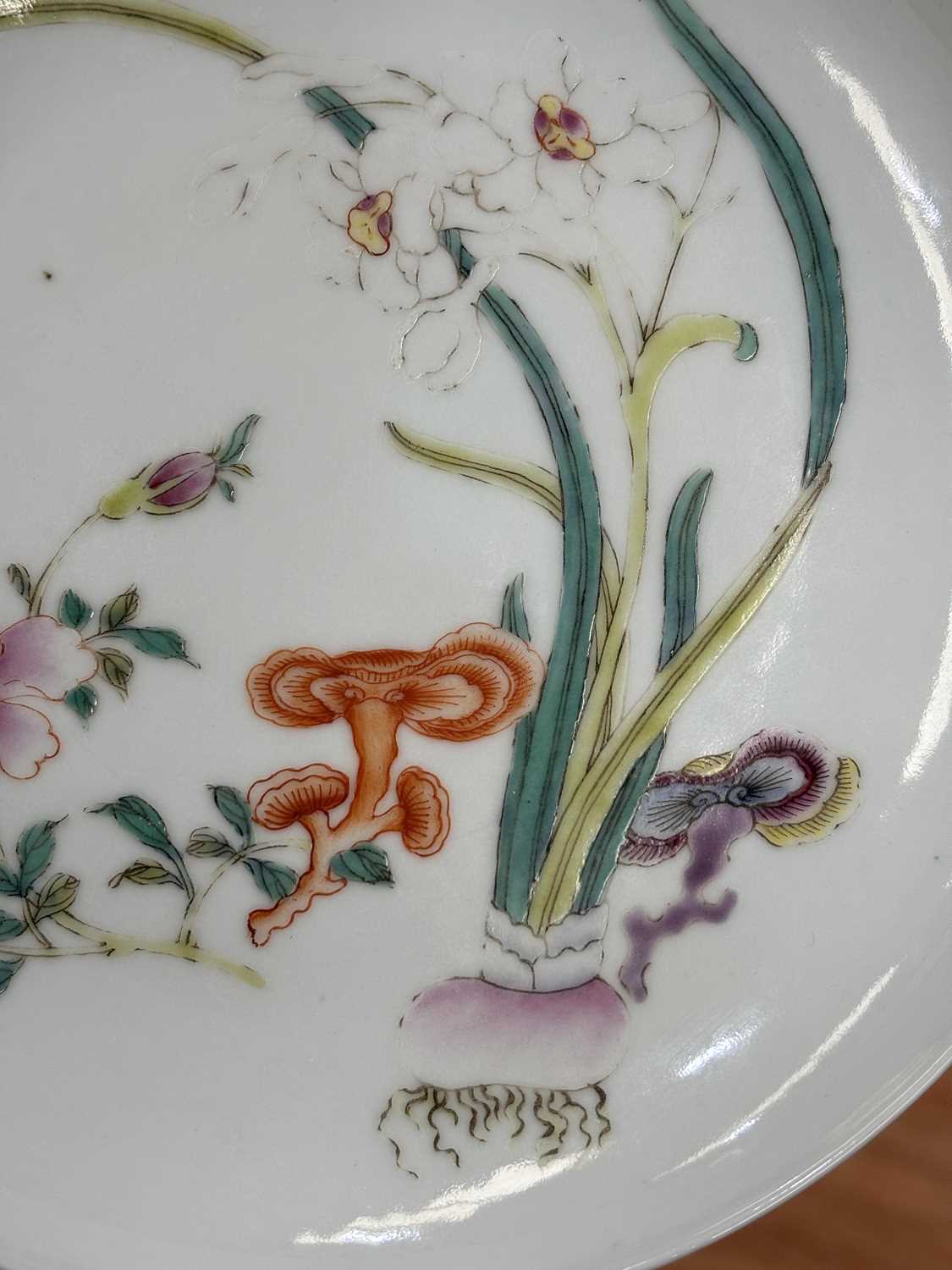 A CHINESE FAMILLE ROSE 'BLOSSOMS' DISH - Image 6 of 7