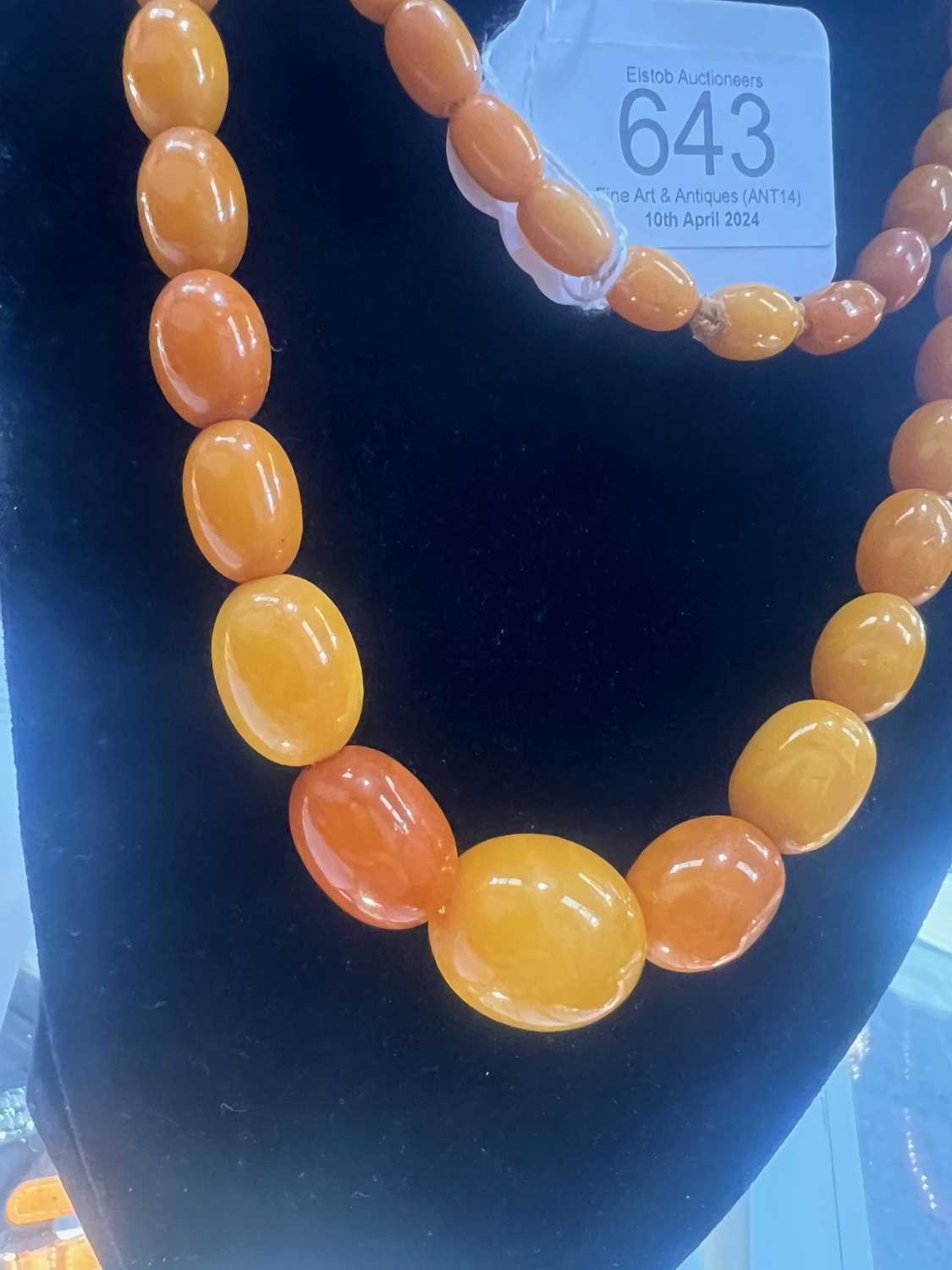 A BUTTERSCOTCH AMBER BEAD NECKLACE - Image 3 of 7