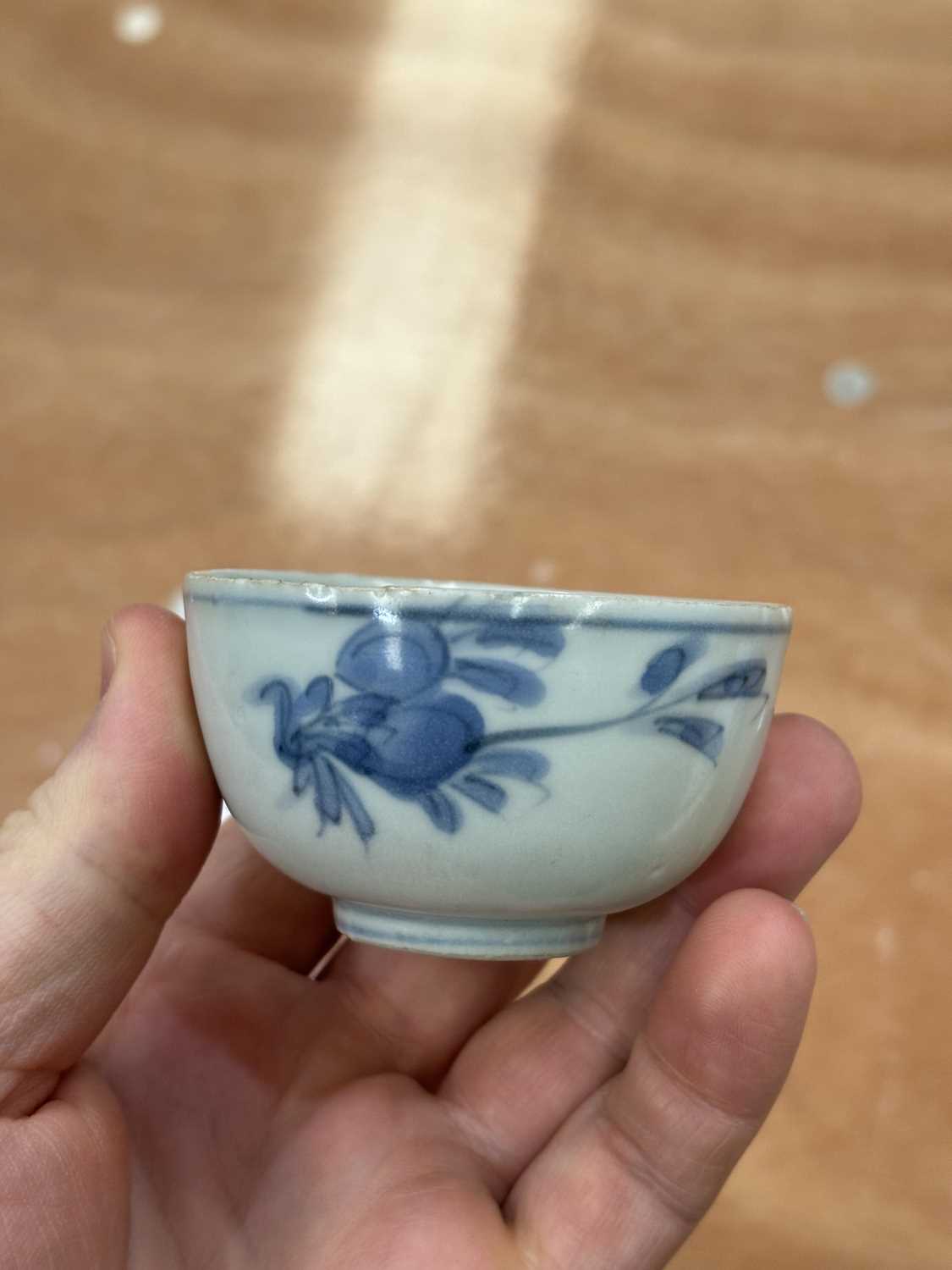 THREE CHINESE PORCELAIN BLUE AND WHITE WINE CUPS, WANLI PERIOD - Image 5 of 13