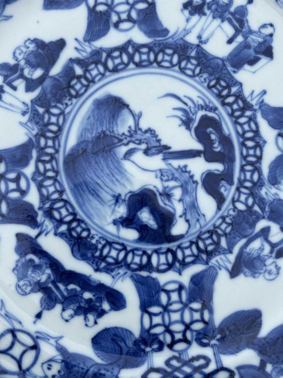 A PAIR OF CHINESE BLUE AND WHITE PLATES - Image 7 of 10