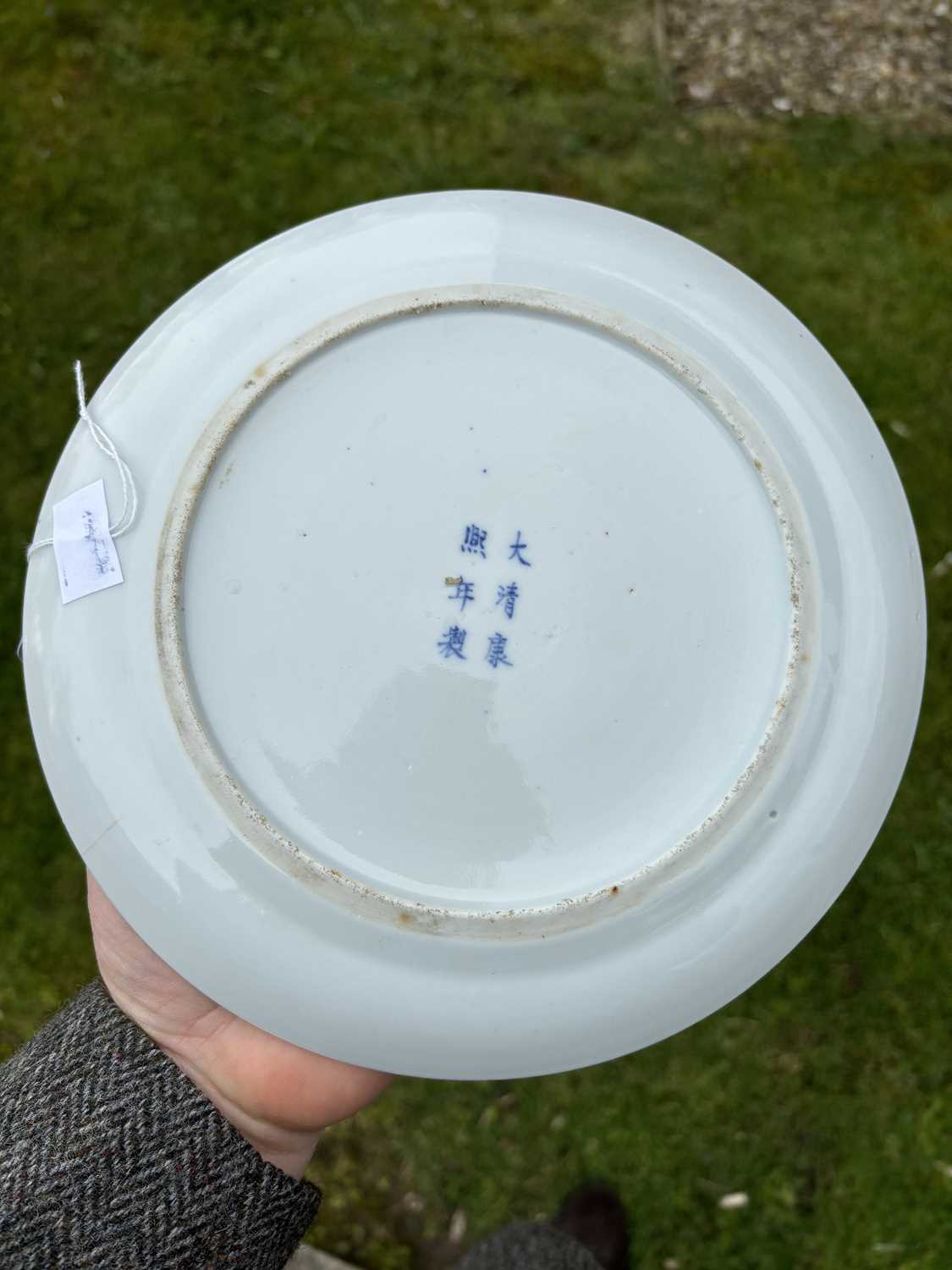 A PAIR OF CHINESE BLUE AND WHITE PLATES - Image 6 of 10