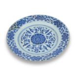 AN 18TH CENTURY CHINESE BLUE AND WHITE CHARGER