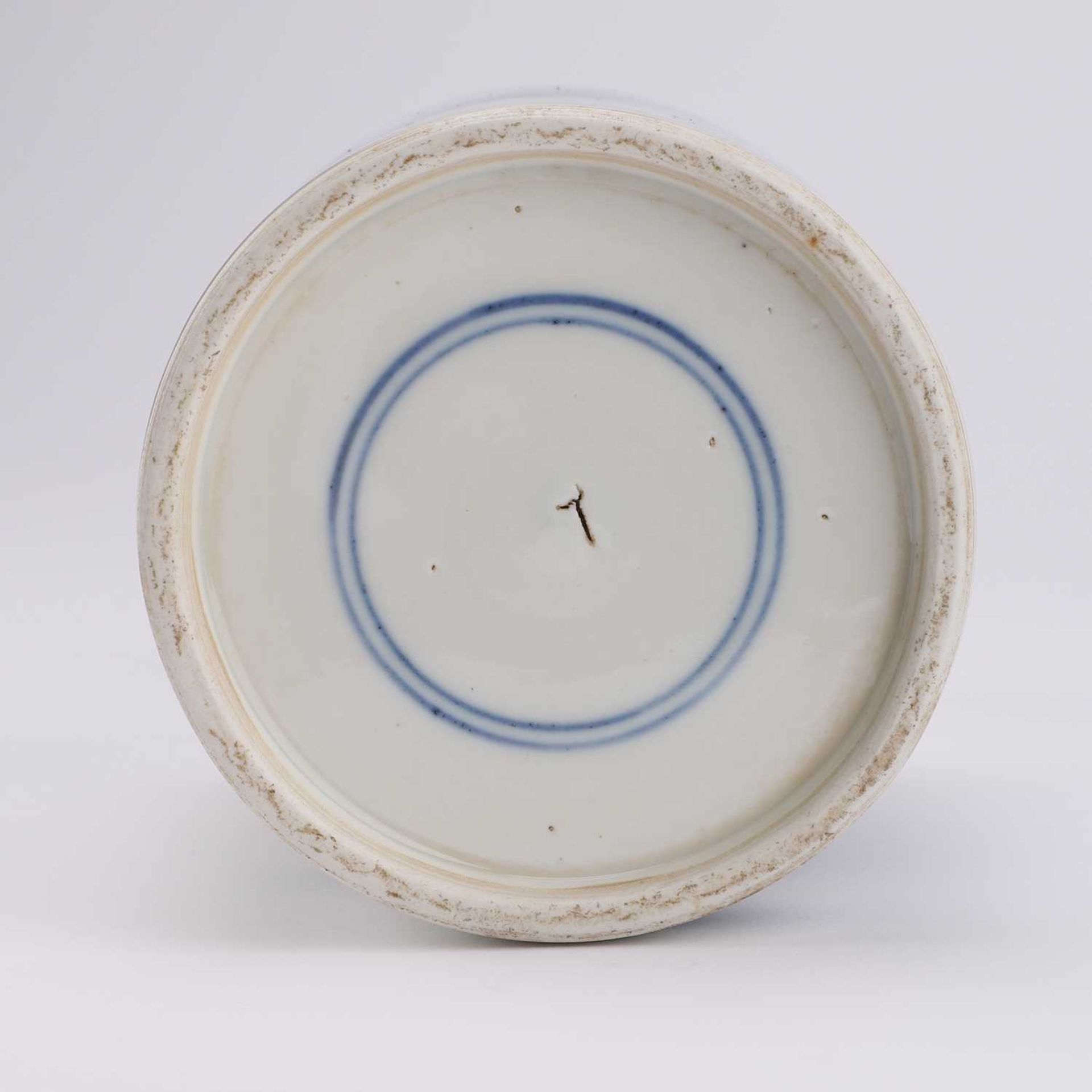 A CHINESE BLUE AND WHITE VASE - Image 2 of 2