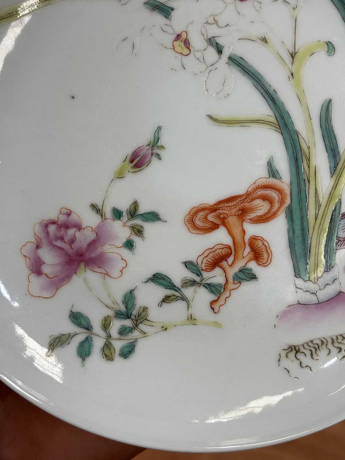 A CHINESE FAMILLE ROSE 'BLOSSOMS' DISH - Image 5 of 7
