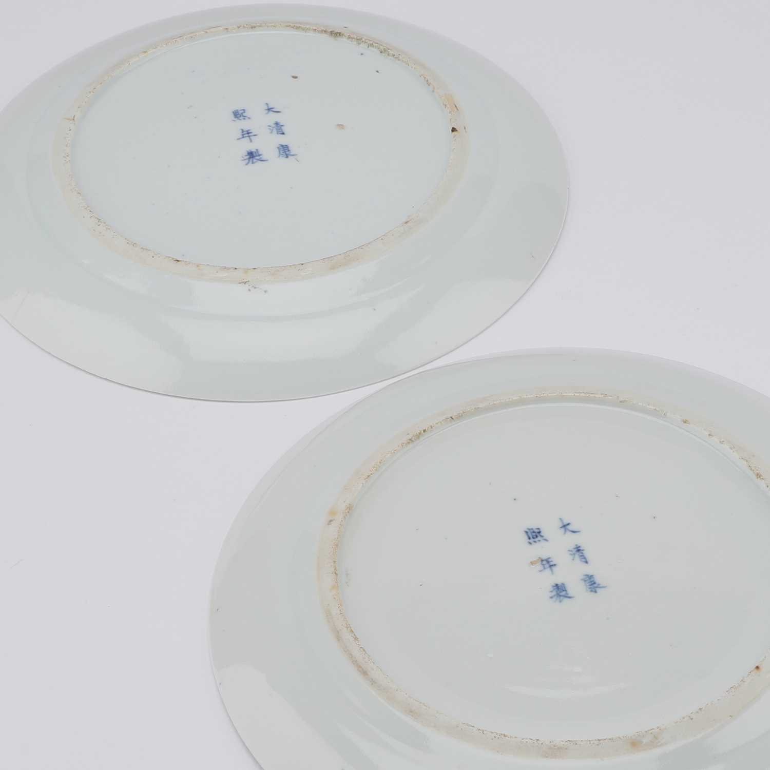 A PAIR OF CHINESE BLUE AND WHITE PLATES - Image 2 of 10