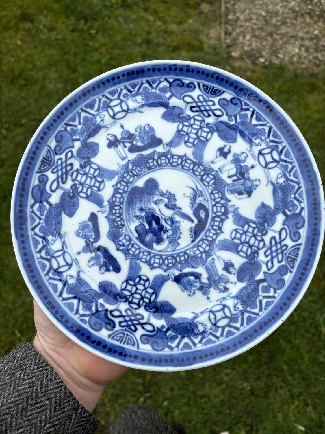 A PAIR OF CHINESE BLUE AND WHITE PLATES - Image 8 of 10