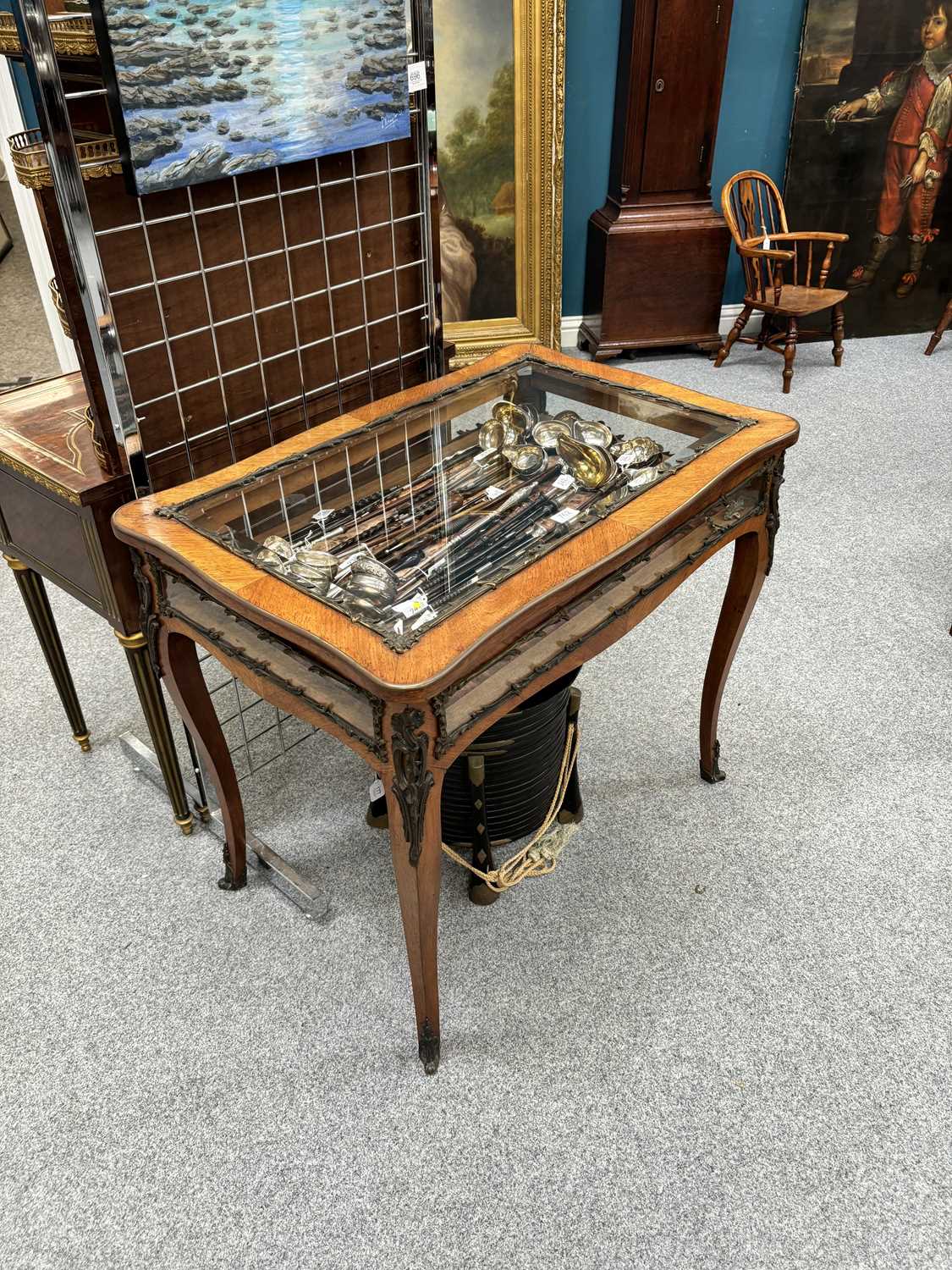 A LARGE LOUIS XV STYLE ORMOLU-MOUNTED KINGWOOD BIJOUTERIE TABLE, 19TH CENTURY - Image 4 of 10