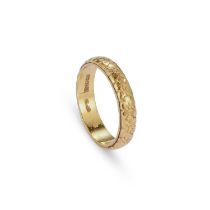 A 22 CARAT GOLD BAND RING