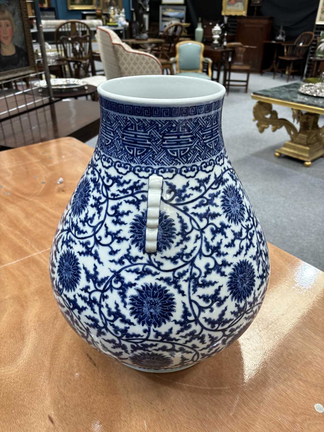 A LARGE MING-STYLE BLUE AND WHITE VASE, HU - Image 6 of 11