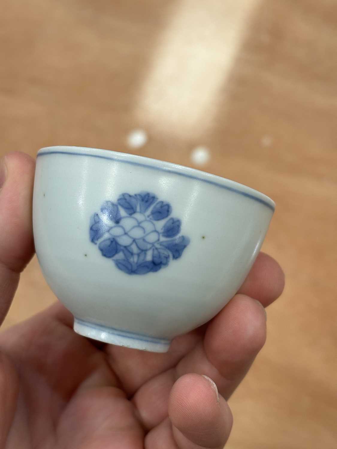 THREE CHINESE PORCELAIN BLUE AND WHITE WINE CUPS, WANLI PERIOD - Image 4 of 13