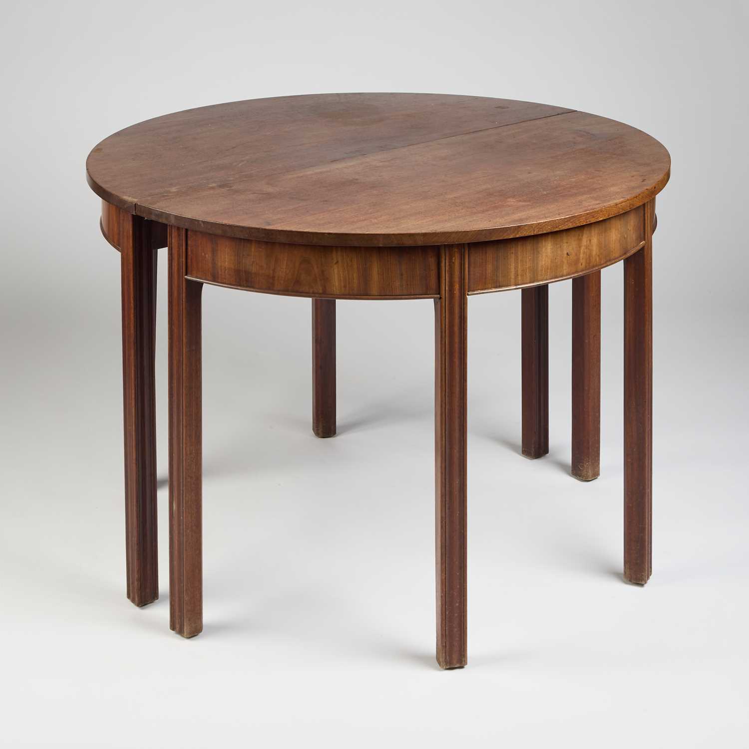 A GEORGE III MAHOGANY D-END DINING TABLE - Image 4 of 4