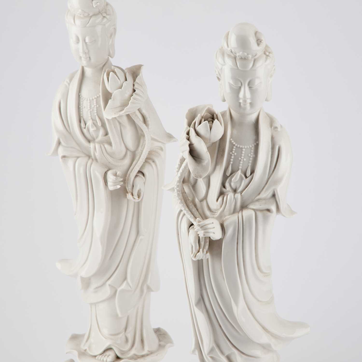 A LARGE PAIR OF CHINESE BLANC-DE-CHINE FIGURES OF GUANYIN - Image 3 of 3