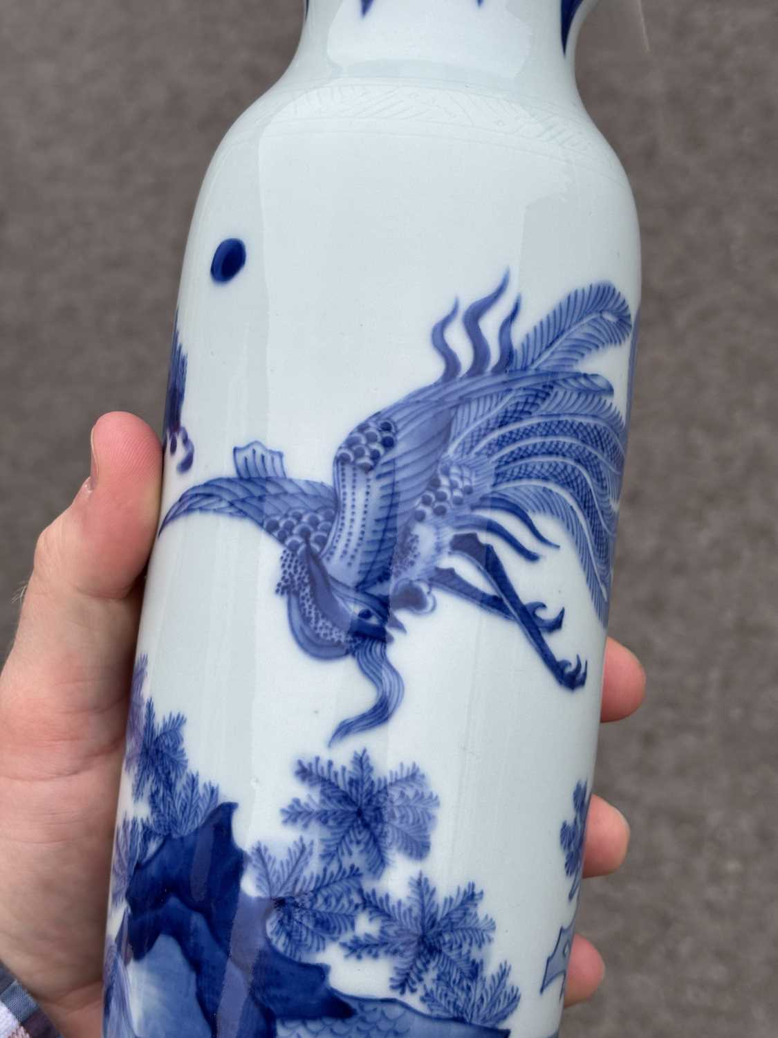 A CHINESE BLUE AND WHITE SLEEVE VASE - Image 5 of 11