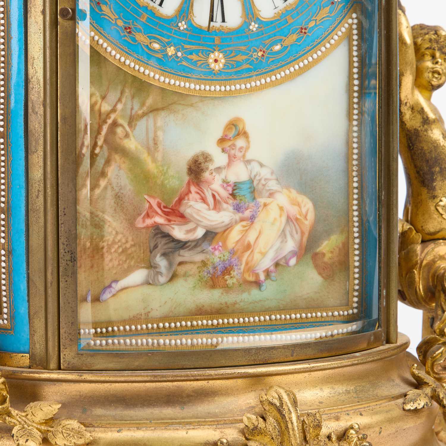 A FINE 19TH CENTURY FRENCH ORMOLU-MOUNTED 'SÈVRES' PORCELAIN CLOCK GARNITURE - Image 4 of 5