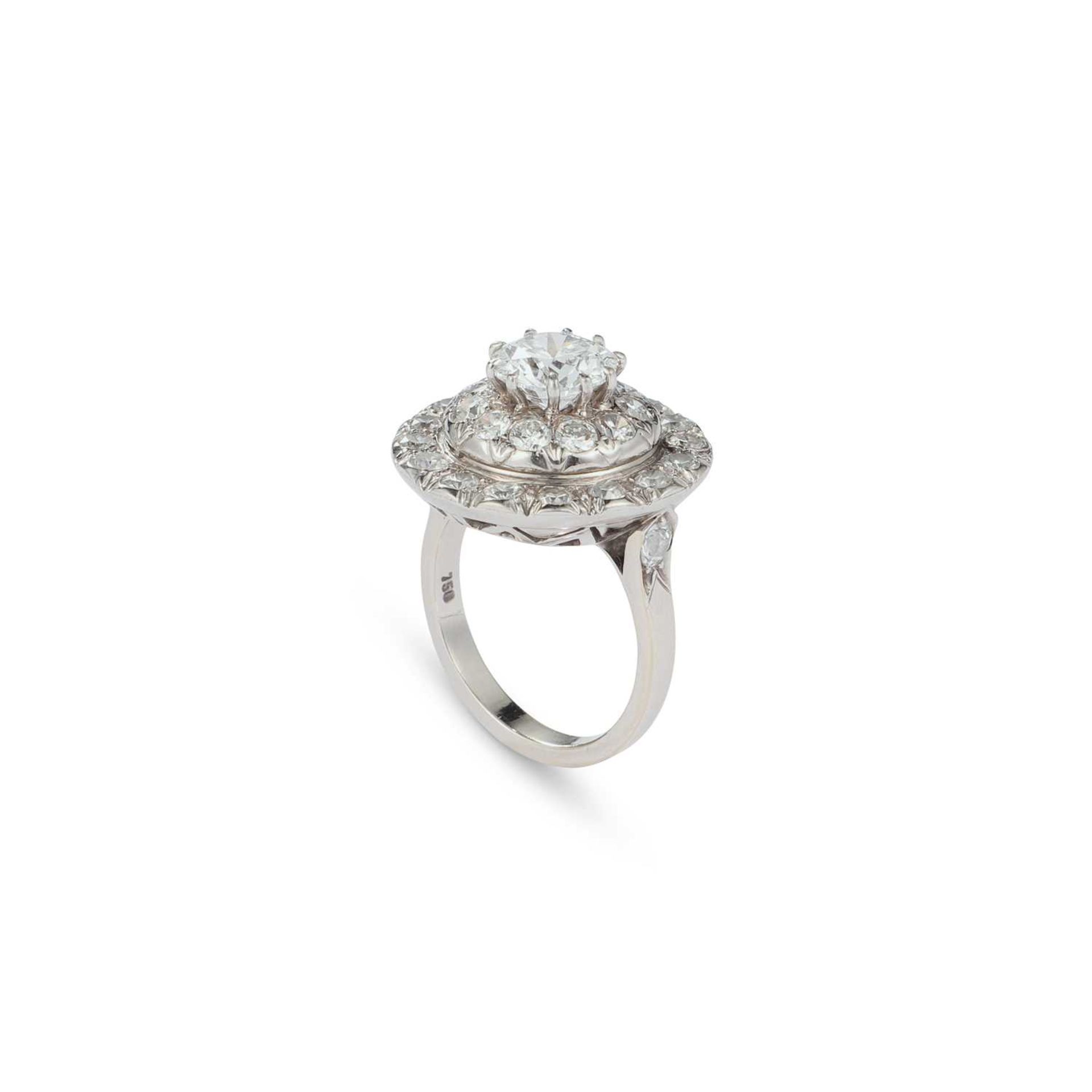 AN 18 CARAT WHITE GOLD AND DIAMOND TARGET RING - Image 2 of 2