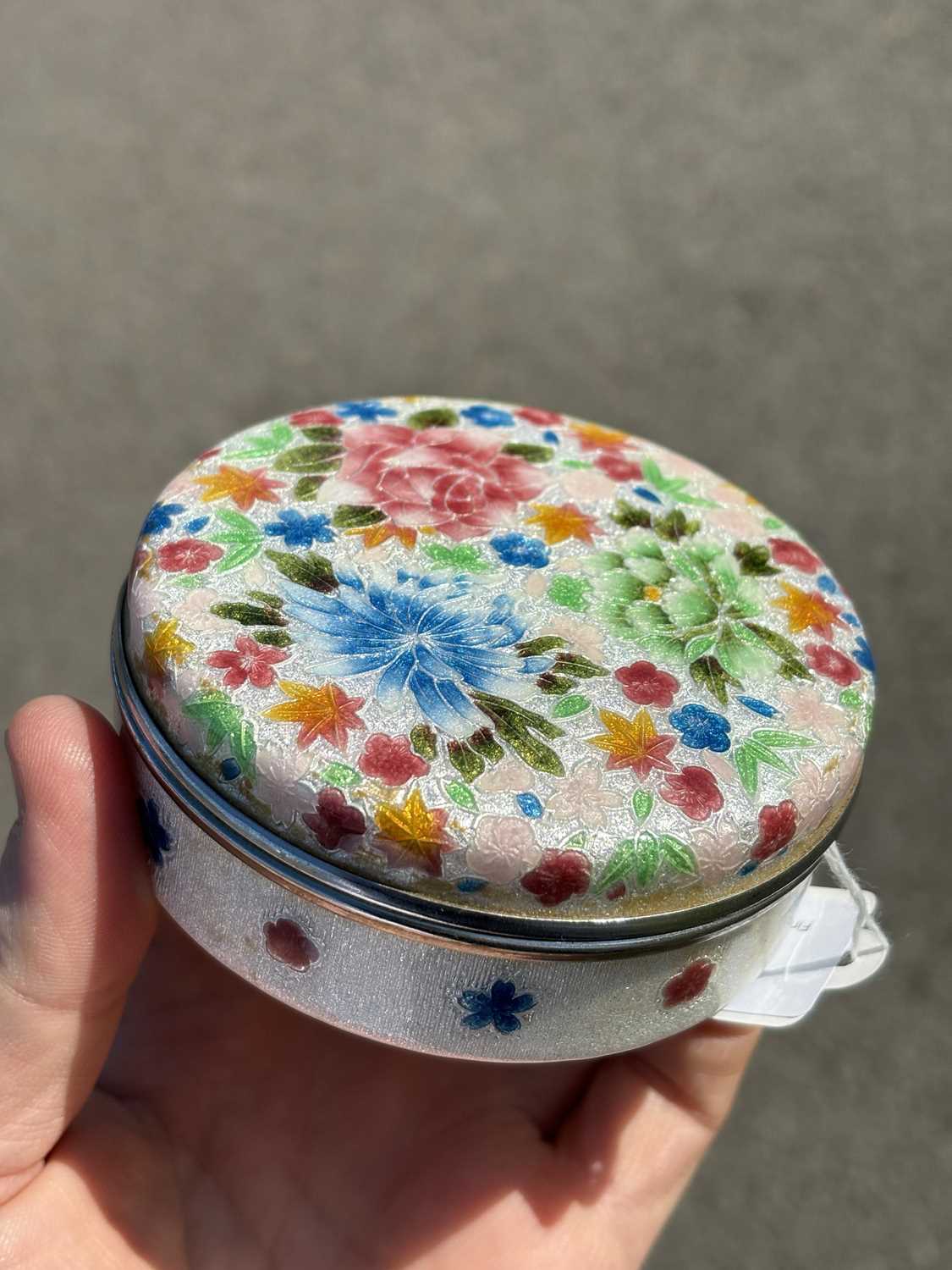 A JAPANESE CLOISONNÉ ENAMEL BOX AND COVER - Image 4 of 8