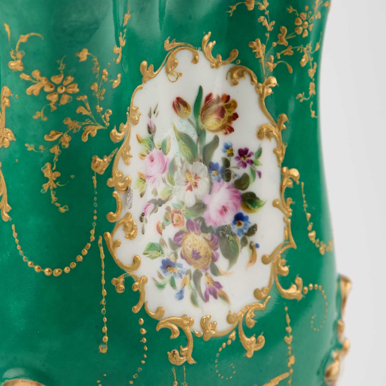 A PAIR OF 19TH CENTURY PARIS PORCELAIN VASES - Image 2 of 3