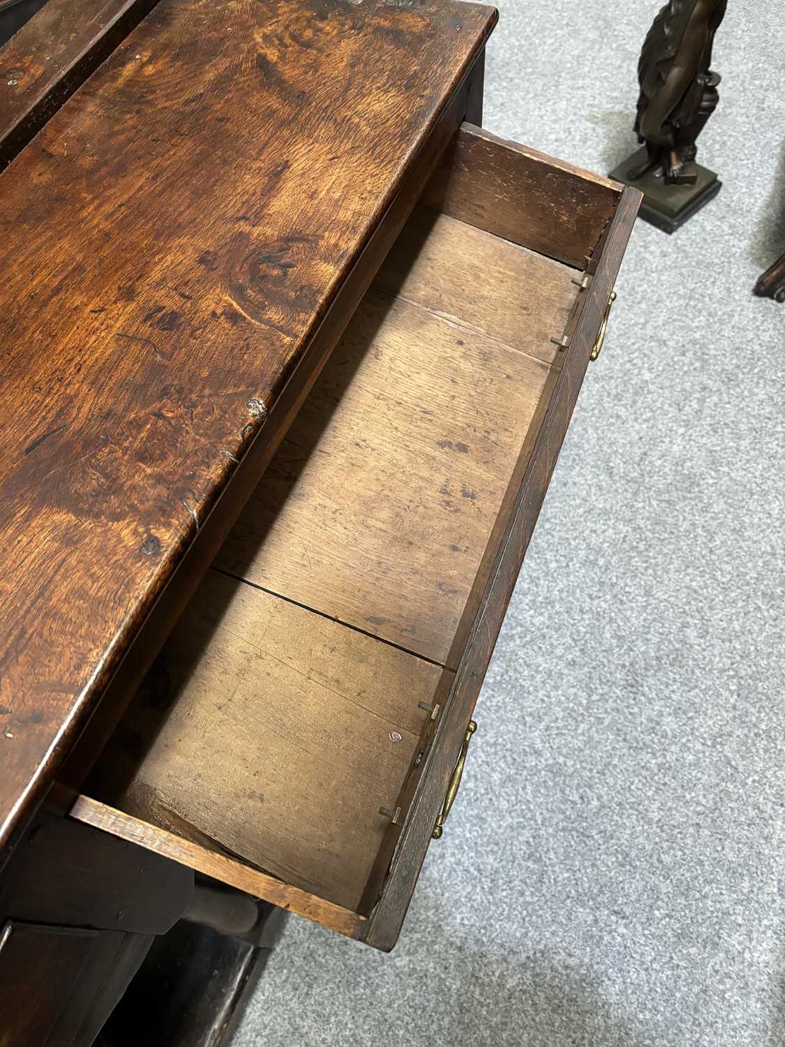 AN 18TH CENTURY OAK DRESSER BASE - Image 7 of 10