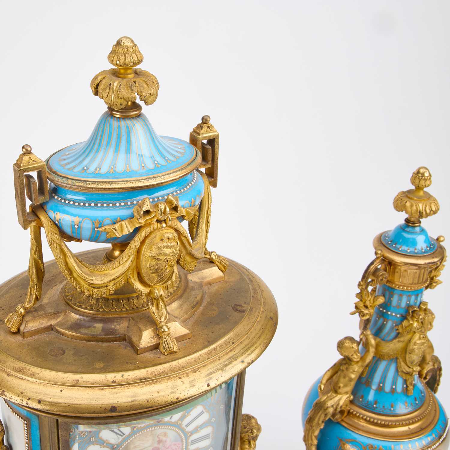 A FINE 19TH CENTURY FRENCH ORMOLU-MOUNTED 'SÈVRES' PORCELAIN CLOCK GARNITURE - Image 5 of 5