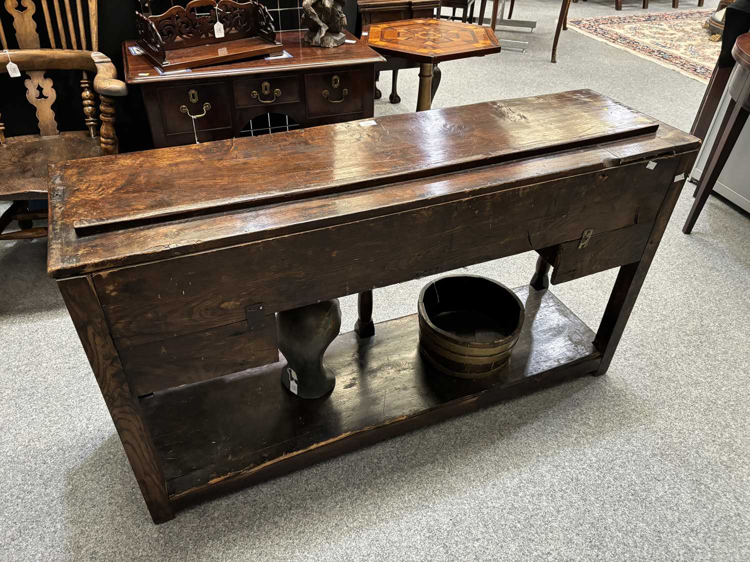 AN 18TH CENTURY OAK DRESSER BASE - Image 6 of 10