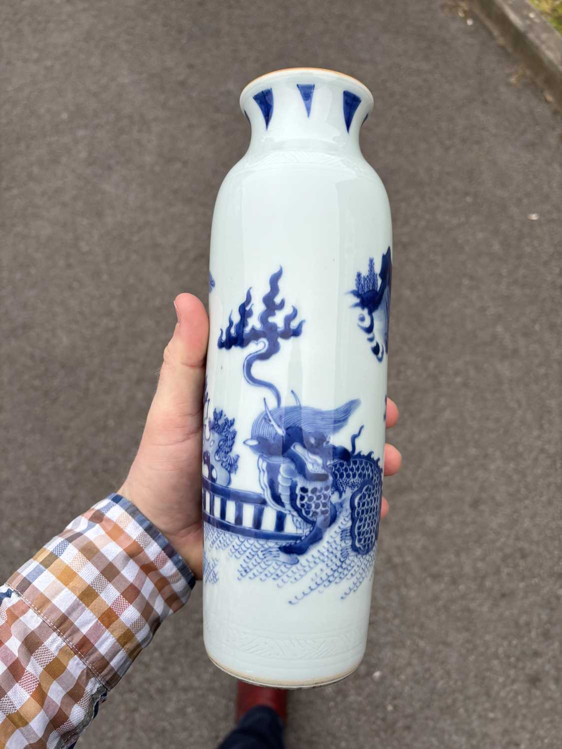 A CHINESE BLUE AND WHITE SLEEVE VASE - Image 9 of 11