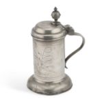 AN 18TH CENTURY GERMAN PEWTER WRIGGLE-WORK DECORATED TANKARD