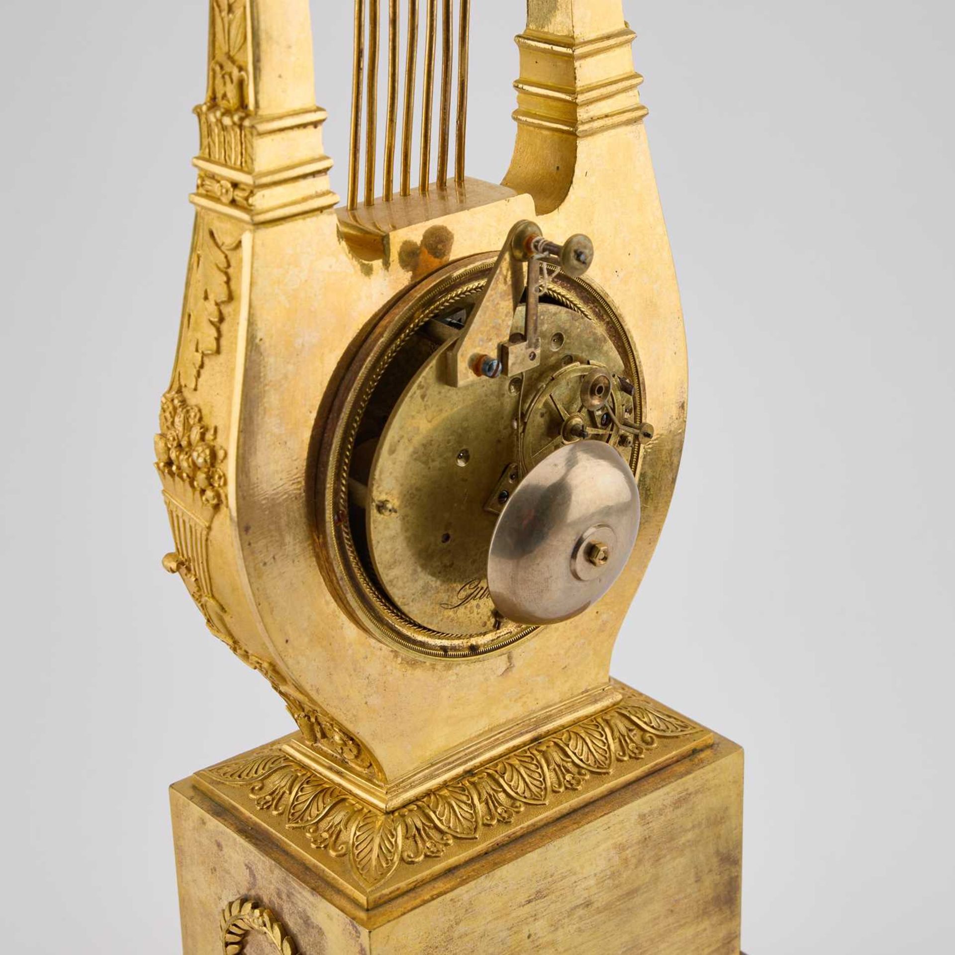 A 19TH CENTURY FRENCH ORMOLU LYRE MANTEL CLOCK - Image 4 of 12