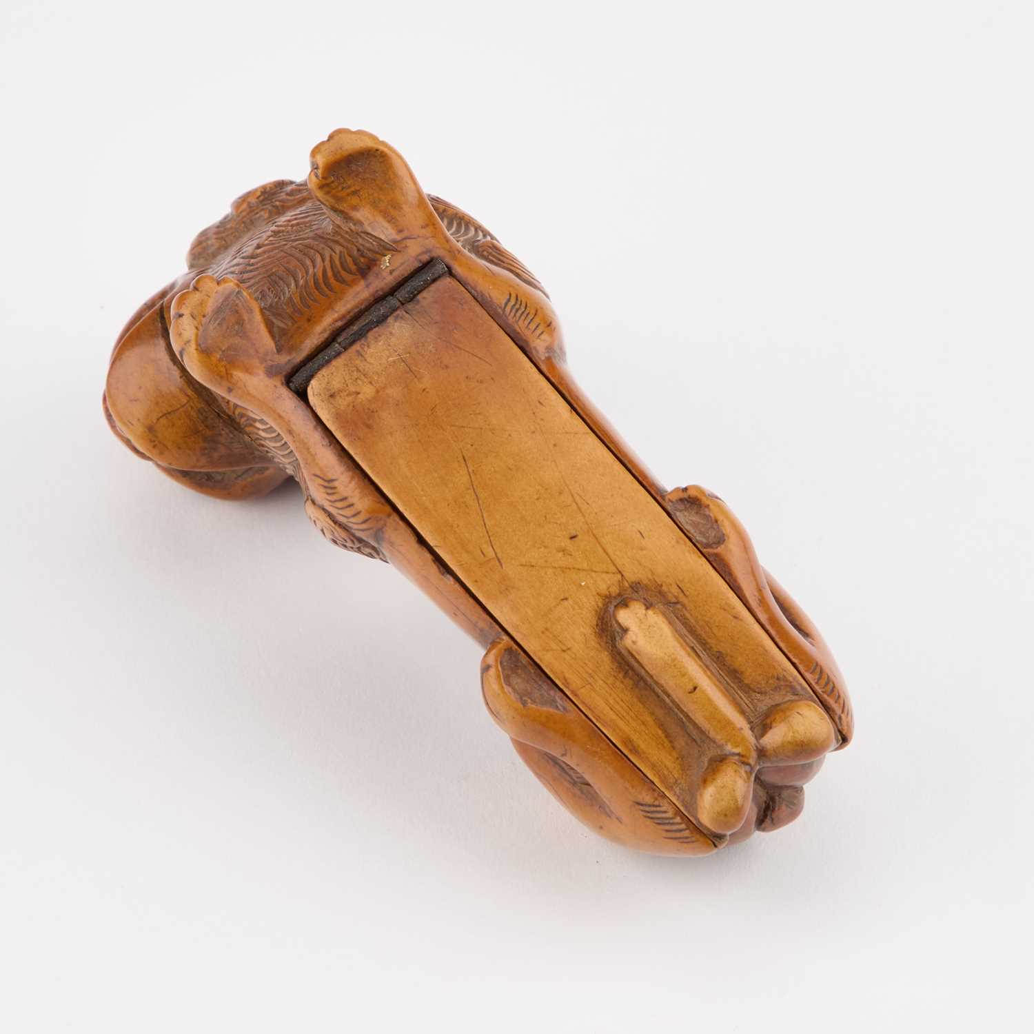 AN 18TH CENTURY FRUITWOOD 'LION' SNUFF BOX - Image 5 of 5