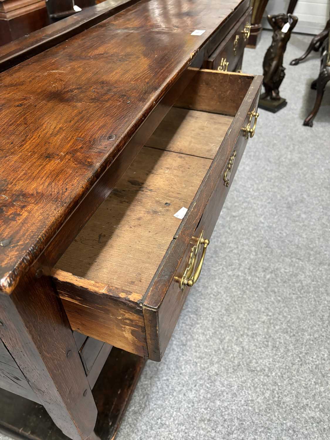 AN 18TH CENTURY OAK DRESSER BASE - Image 5 of 10