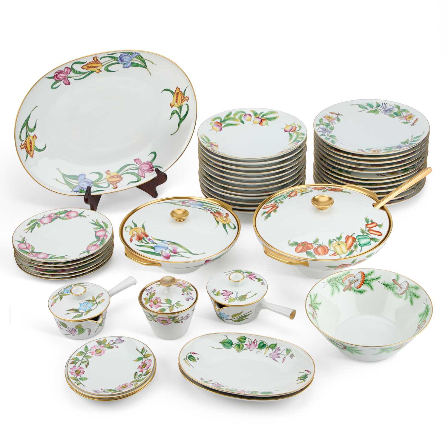 AN EXTENSIVE HEINRICH DINNER SERVICE