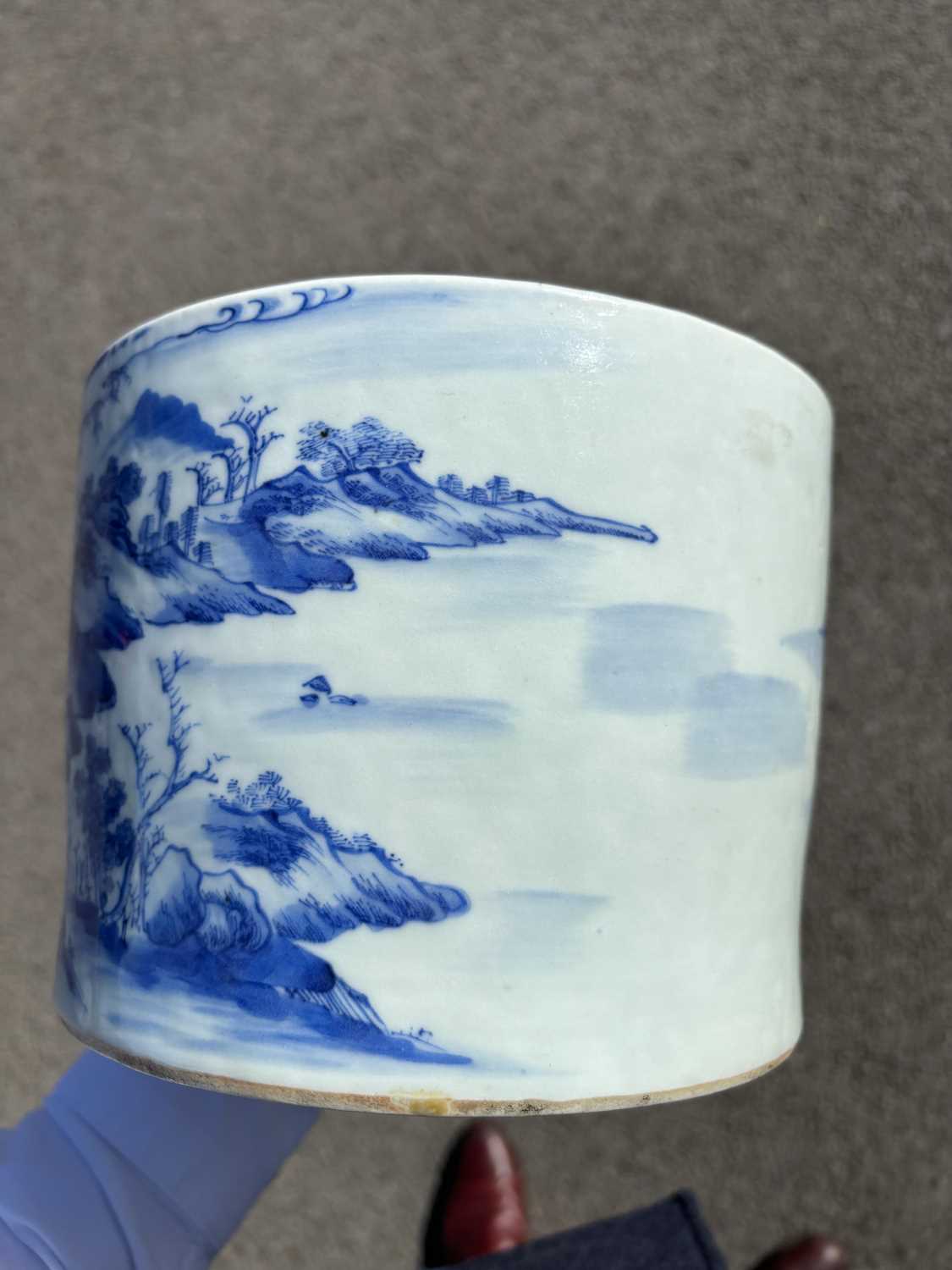 A CHINESE BLUE AND WHITE 'LANDSCAPE' BRUSH POT, BITONG - Image 6 of 8