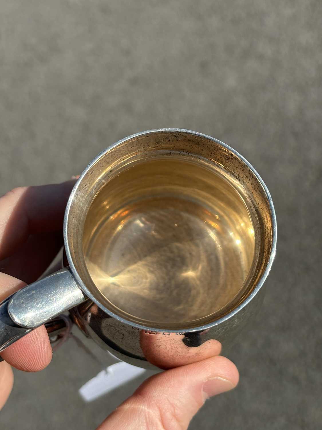 A GEORGE V SILVER MUG - Image 2 of 9