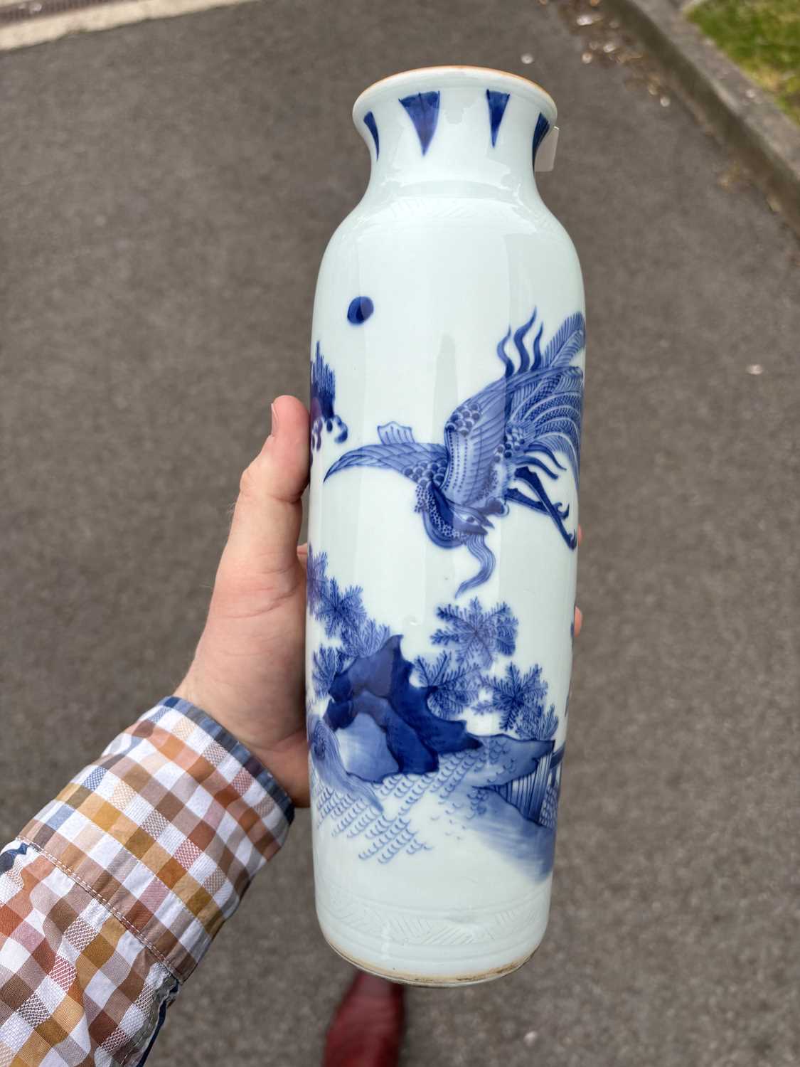 A CHINESE BLUE AND WHITE SLEEVE VASE - Image 4 of 11