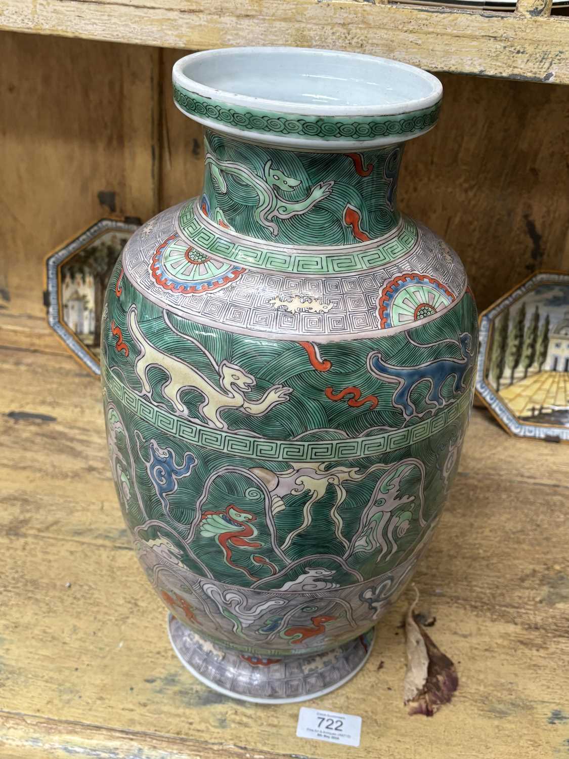 A LARGE PAIR OF CHINESE FAMILLE VERTE VASES, LATE 19TH/ EARLY 20TH CENTURY - Image 2 of 12