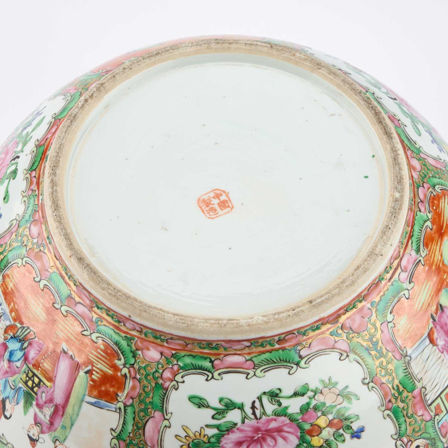 A CHINESE CANTON FAMILLE ROSE PUNCH BOWL, LATE 19TH/ EARLY 20TH CENTURY - Image 3 of 3