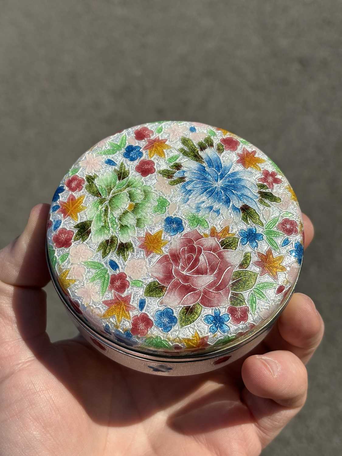 A JAPANESE CLOISONNÉ ENAMEL BOX AND COVER - Image 7 of 8