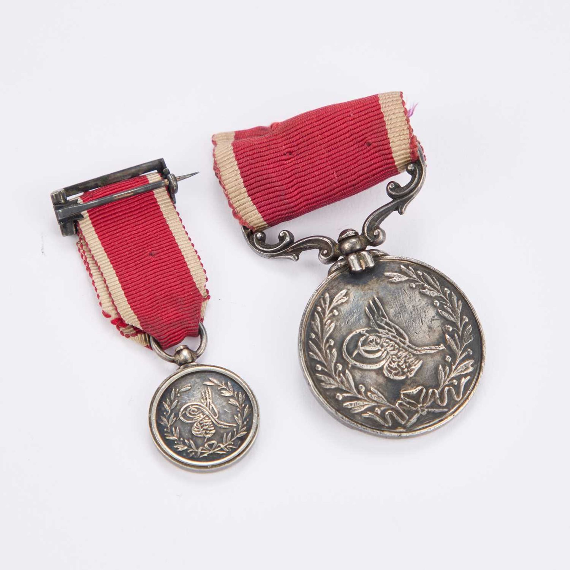 A ST JEAN D'ACRE SILVER MEDAL, WITH MINIATURE MEDAL - Image 2 of 2