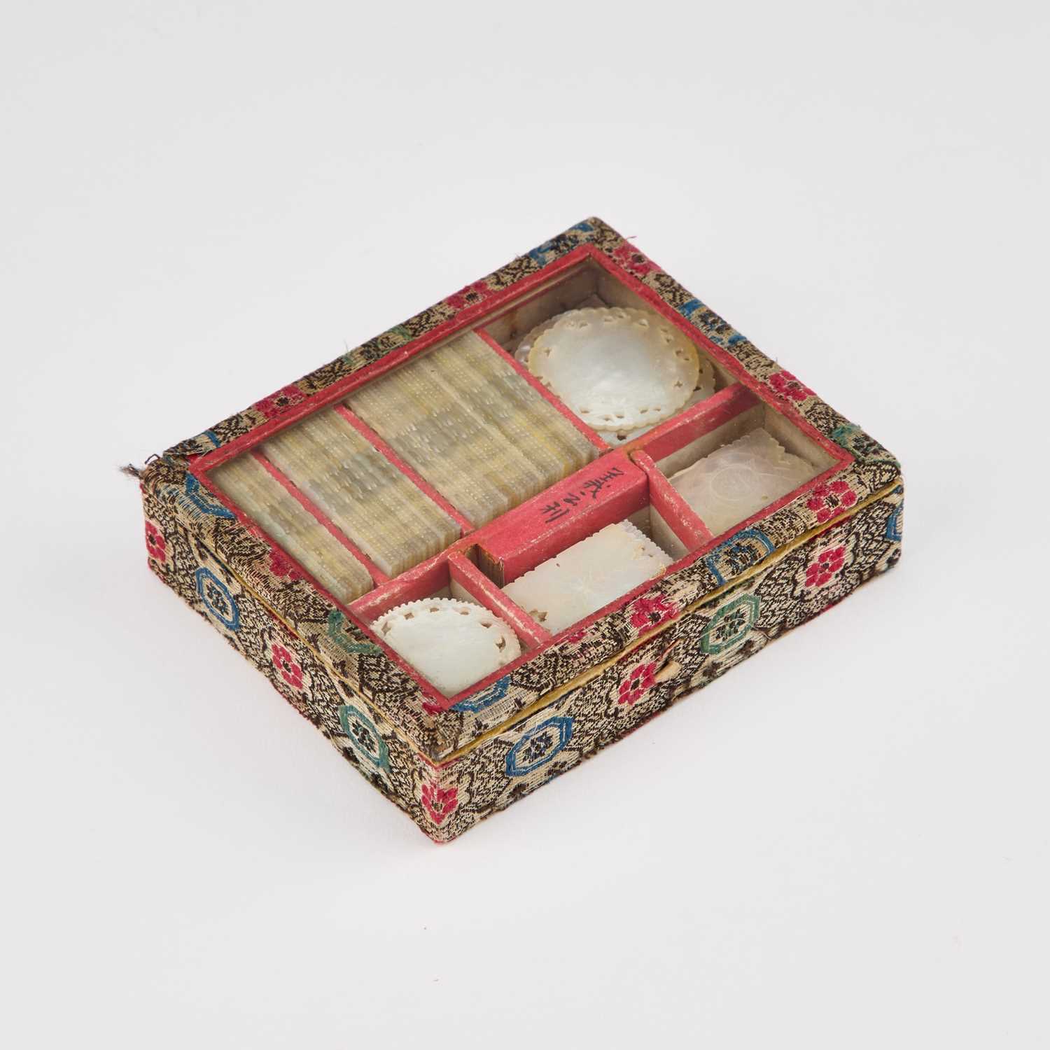 A LARGE COLLECTION OF 19TH CENTURY CHINESE MOTHER-OF-PEARL GAMING COUNTERS - Image 3 of 3