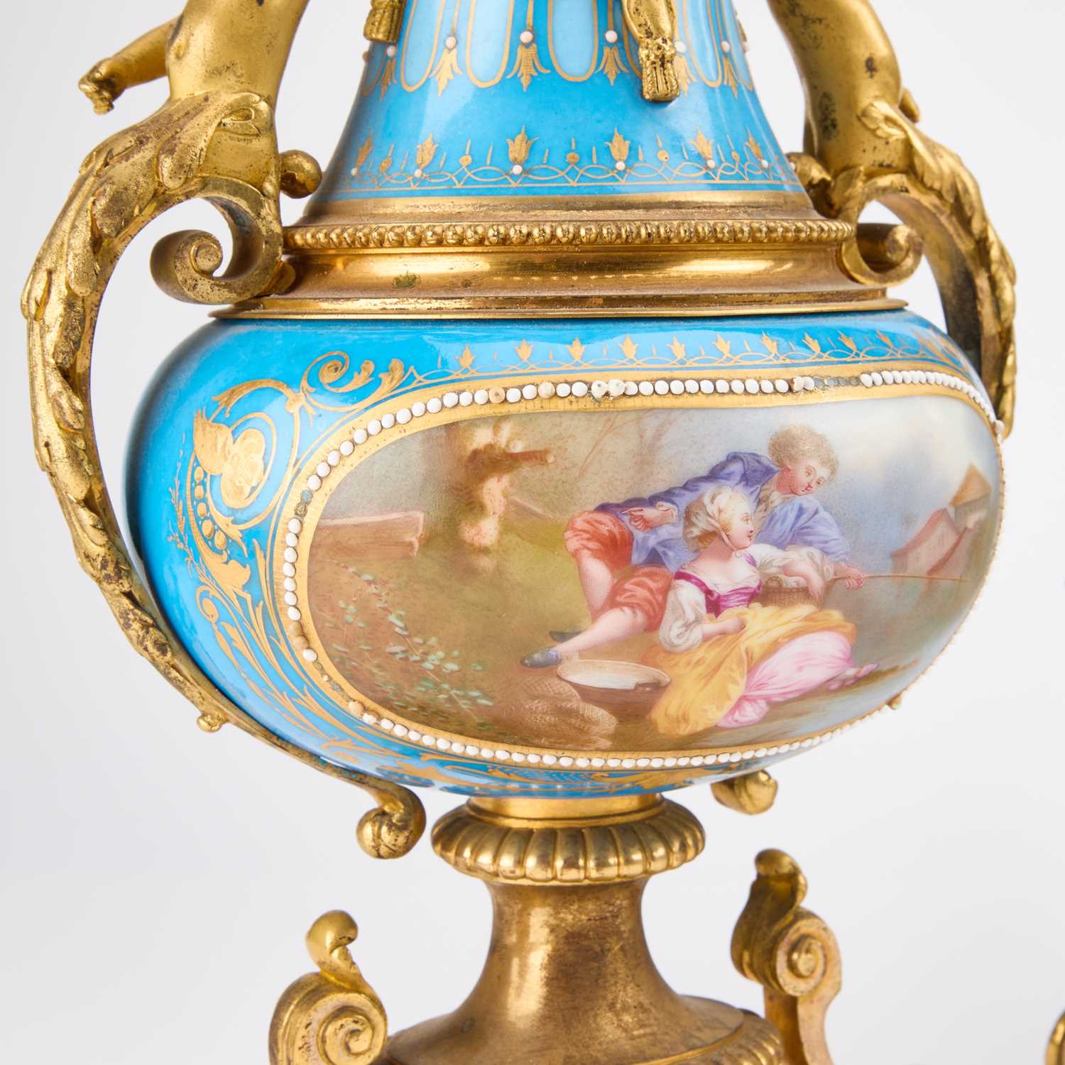 A FINE 19TH CENTURY FRENCH ORMOLU-MOUNTED 'SÈVRES' PORCELAIN CLOCK GARNITURE - Image 3 of 5