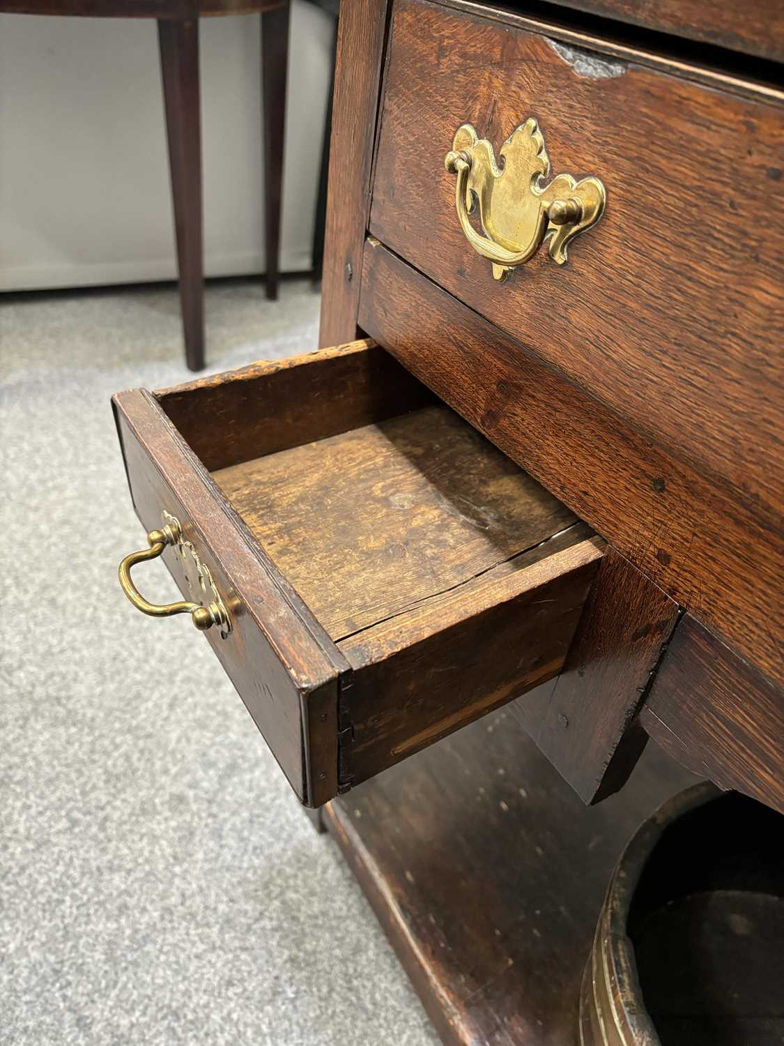 AN 18TH CENTURY OAK DRESSER BASE - Image 2 of 10