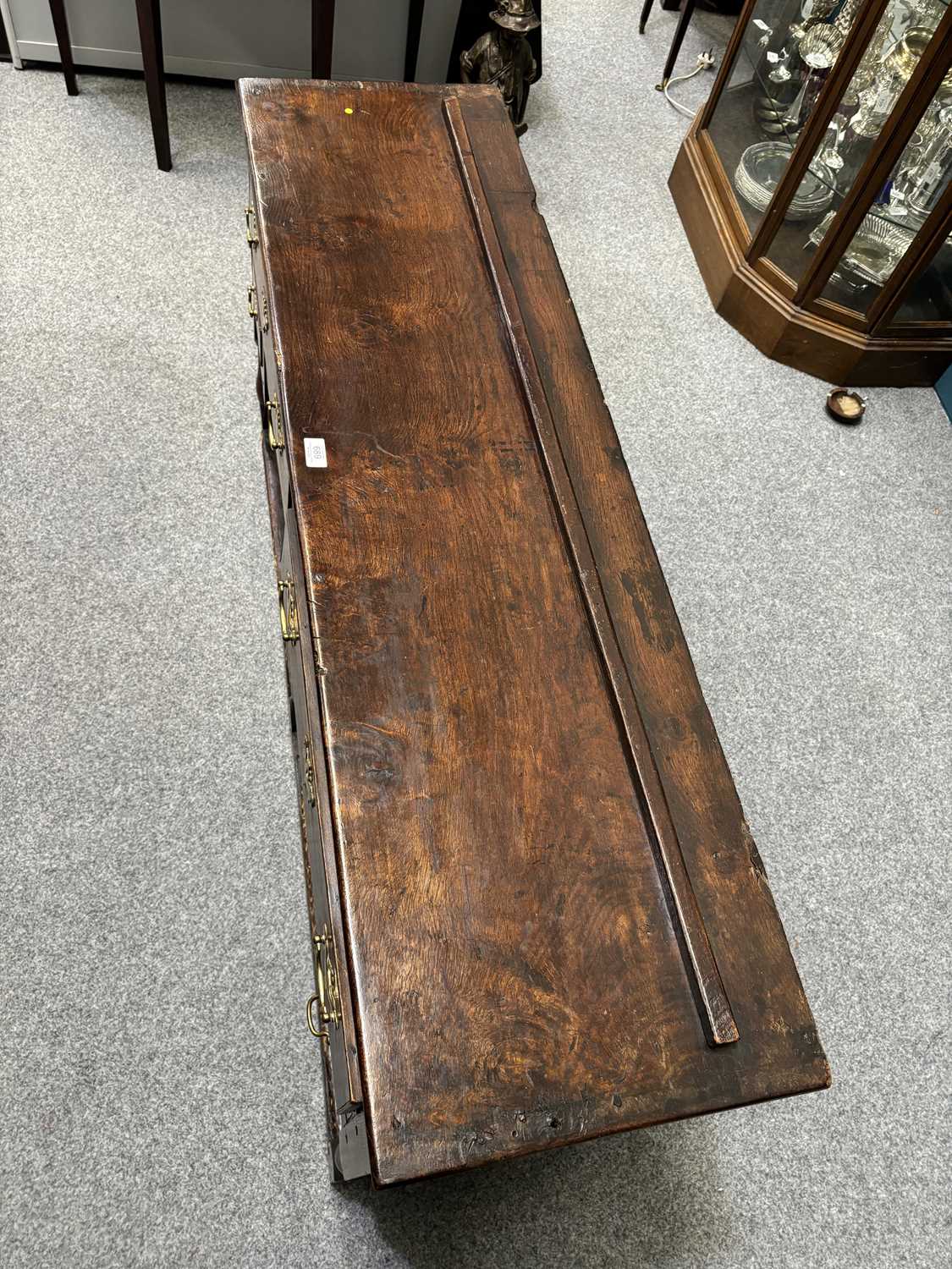 AN 18TH CENTURY OAK DRESSER BASE - Image 9 of 10