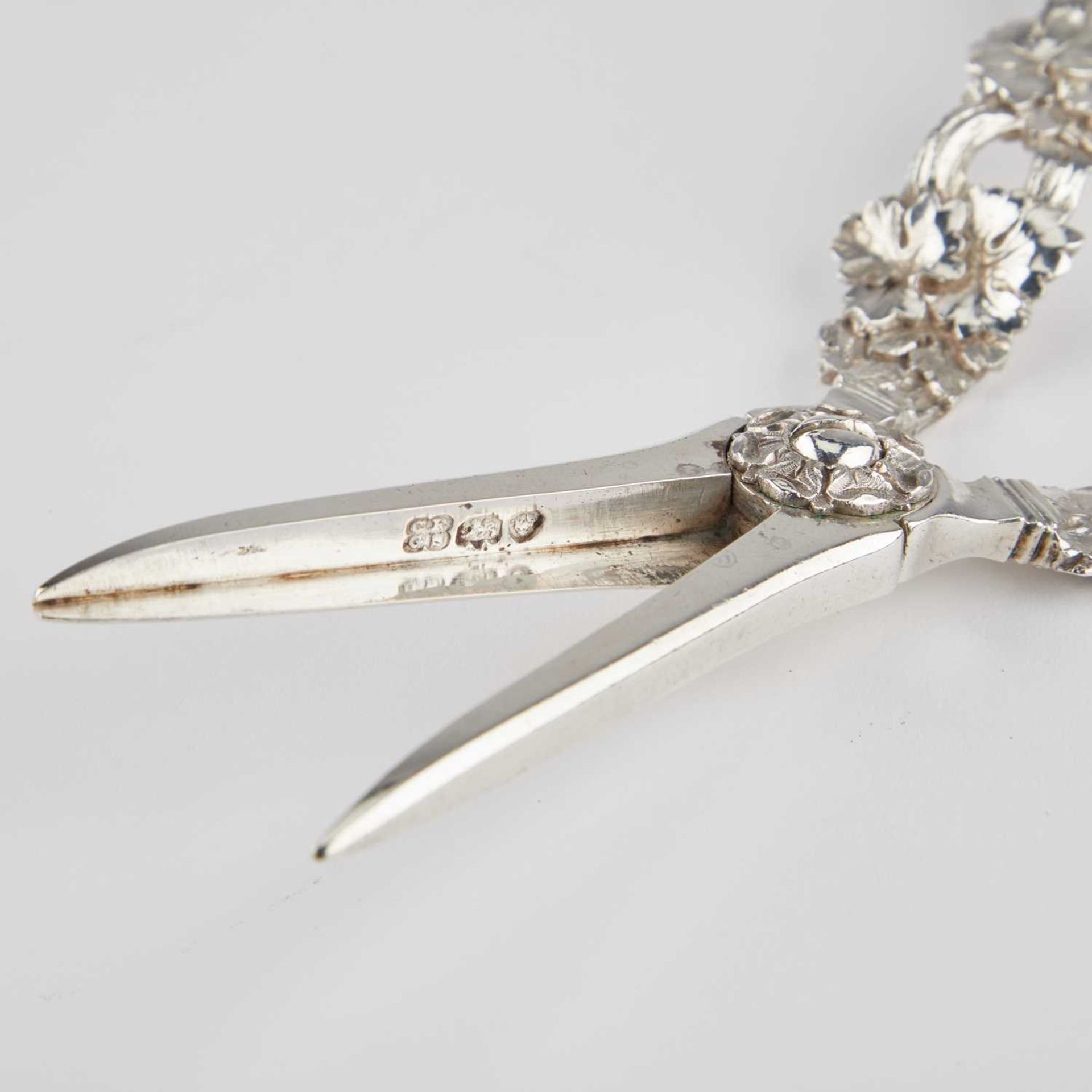 A PAIR OF WILLIAM IV SILVER GRAPE SCISSORS - Image 2 of 3