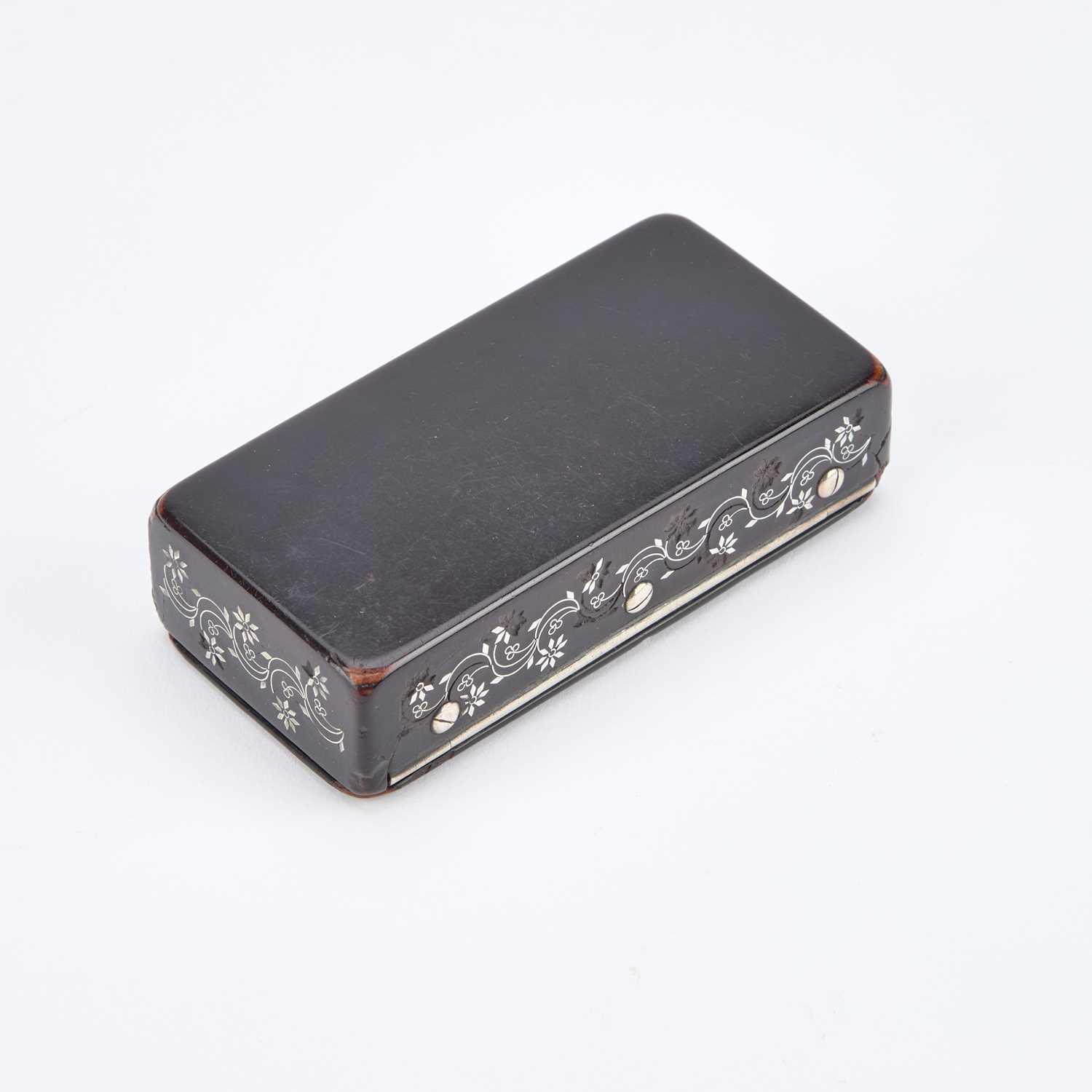 AN 18TH CENTURY TORTOISESHELL AND SILVER PIQUÉ WORK SNUFF BOX - Image 3 of 3